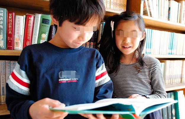 六年级小学生谈恋爱,老师知道后做出的举动,令无数网友称赞
