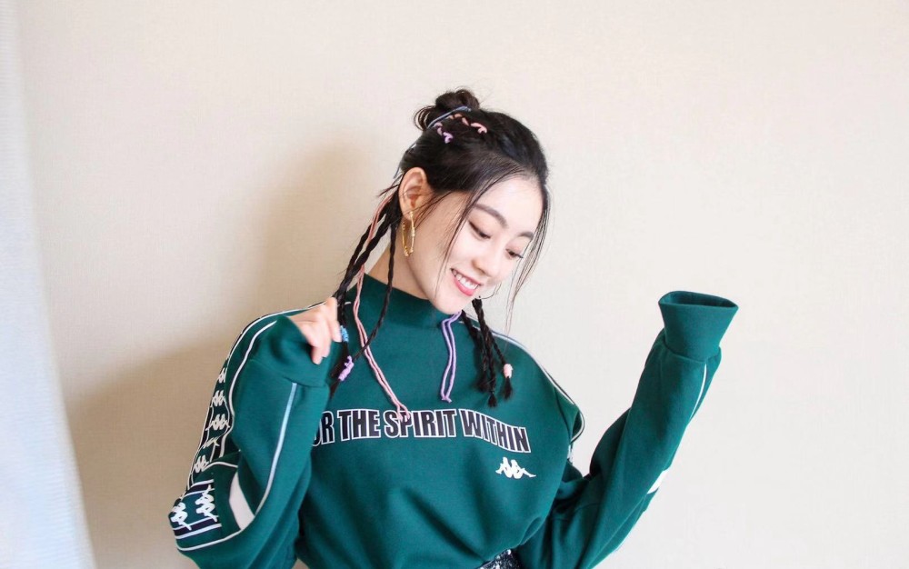 26岁祝绪丹新发型真美,扎半丸子头绑小辫儿,尽