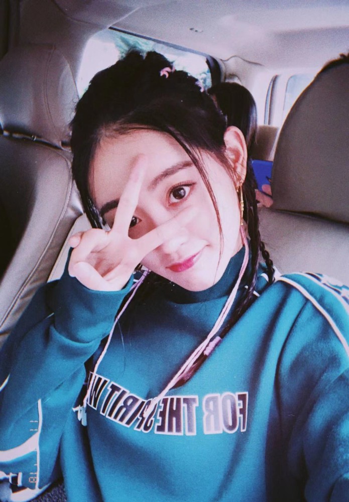 26岁祝绪丹新发型真美,扎半丸子头绑小辫儿,尽