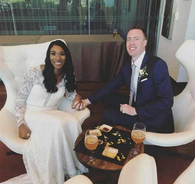 美国女排主力副攻大婚 曾助球队夺世锦赛冠军