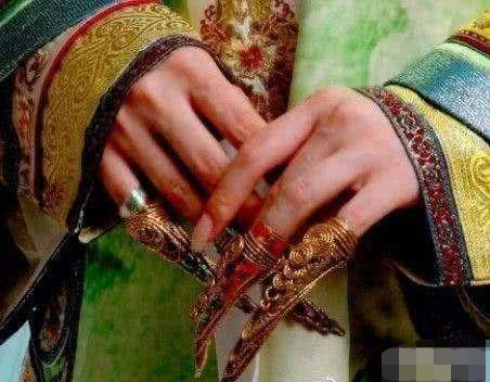 清朝妃子愛留指甲，慈禧的指甲有多長？眼前一幕不敢信 歷史 第3張