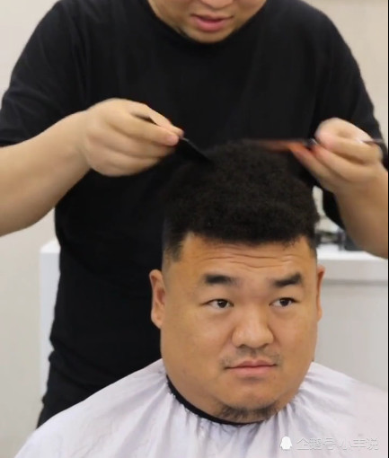 圆脸大叔想做个黑人烫 理完后秒变嘻哈潮男 网友 来一段