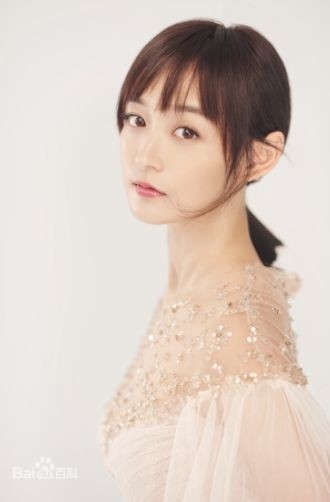 拍戏坠马!顶着小周迅出道的何泓姗,怎么就自