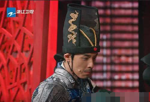 张钧甯与刘欢同台表演,有谁注意她脖子的印记?打半个娱乐圈的脸