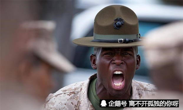 美国海军陆战队巴厘鸟营地的训练教官在指着鼻子大吼,新兵表情很无奈