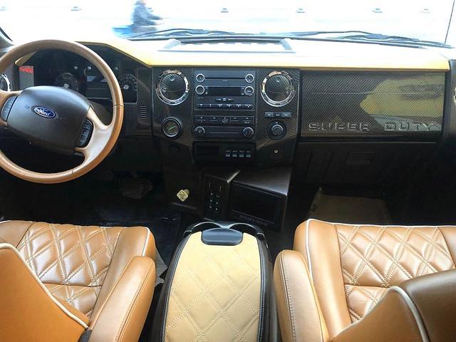 作为上百万的豪华皮卡,f650的内饰并没有过多的科技感,不过内饰的用料