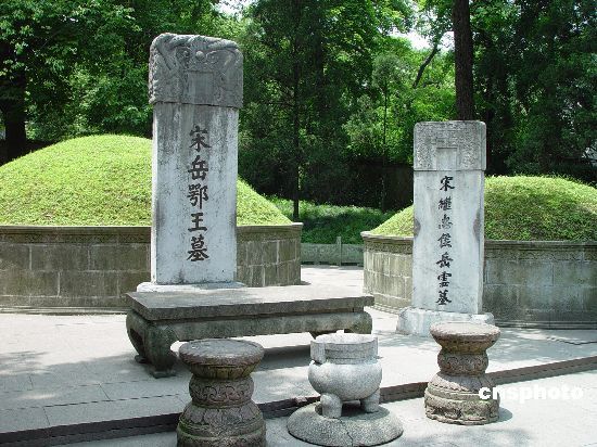 当年岳飞的岳家军确实勇猛,大败金兀术的数十万精兵,北出追击金国数