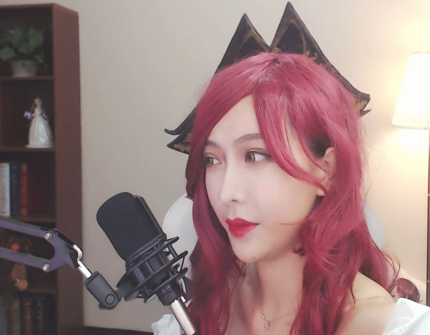 心动,饺子君cos女枪秀身材,却败给了抬枪这刻的风情