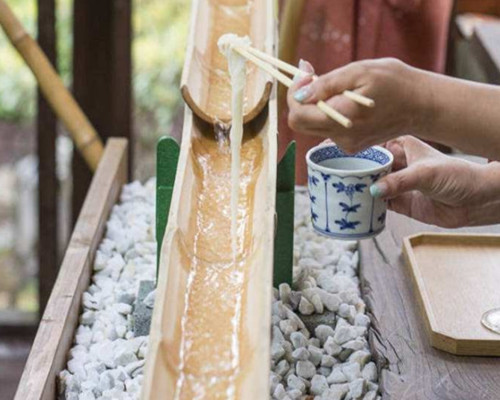 有洁癖的人别尝试风靡日本的流水素面一群人抢一团面就像吃口水面