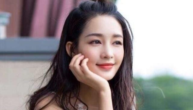 李沁录制《向往的生活》,开心的美成初恋,网友你可长点心!