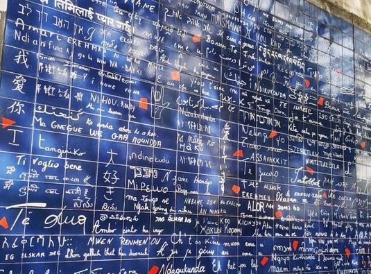 这堵墙不愧是“虐狗圣地”，不仅虐你，还要用311种语言轮着虐