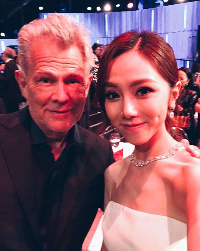 邓紫棋与众星合照 一袭白裙尽显优雅大气