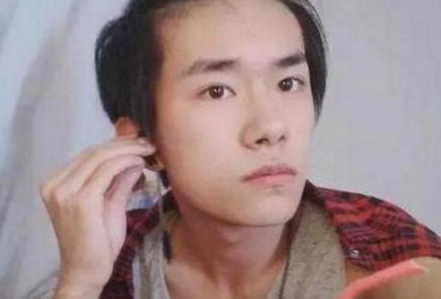 带你参观易烊千玺的豪宅:家里放满各种化妆品,生活很注重形象