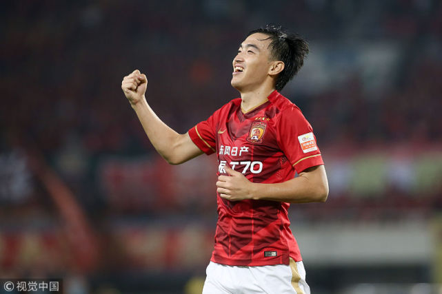 有面!足坛宋掌门亲自递给冯潇霆退役球衣,广州队功勋告别21年职业生涯