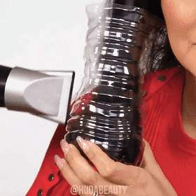 近几天网络流传着一条视频,就是有女生用塑料瓶自制了一个卷发棒,只要
