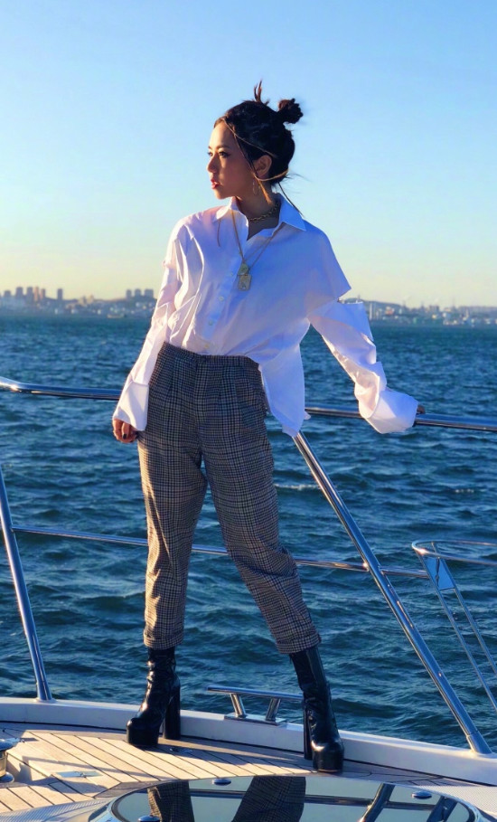 邓紫棋终于穿对了,穿蓝色礼裙美到发光,网友:还好不是皮裤