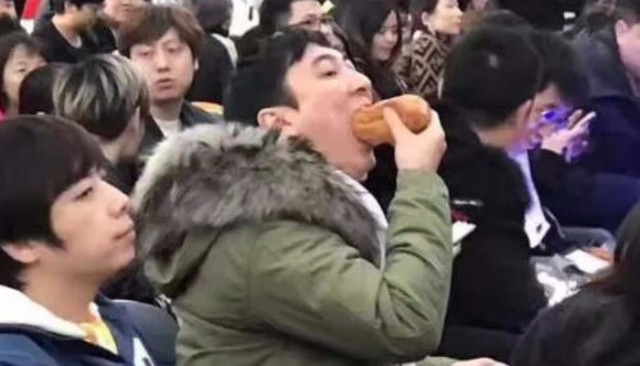 王思聪吃热狗照片被打码,王思聪发飙,赶紧去国