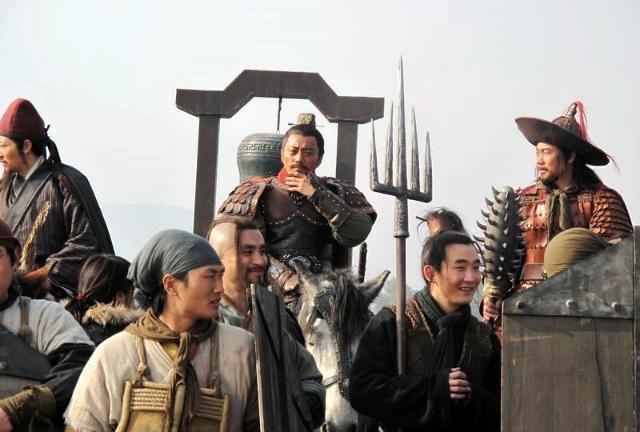 高俅铁索连船,吴用火攻,只因宋江仁义,竟让刘梦龙,刘邦喜丧命