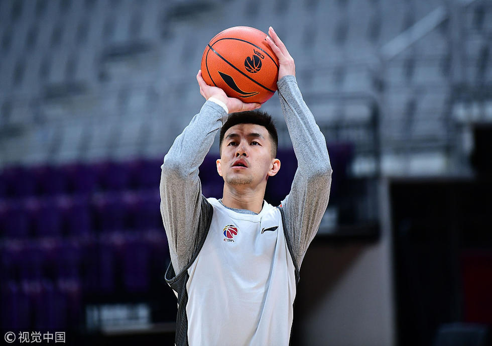 辽宁青岛众将赛前训练郭艾伦专注投篮