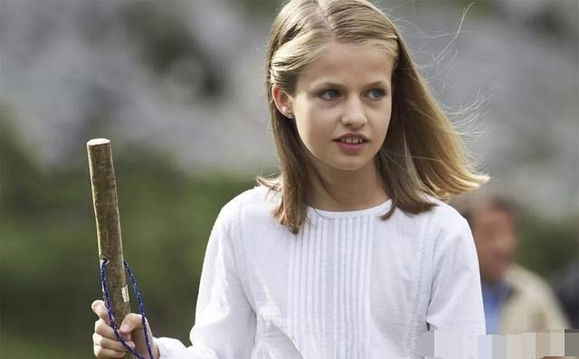 西班牙大公主太受宠,国王时刻陪伴左右,妹妹和