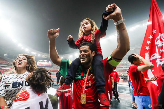 上港夺冠武磊罕见带娃欢庆 于海全程记录颁奖