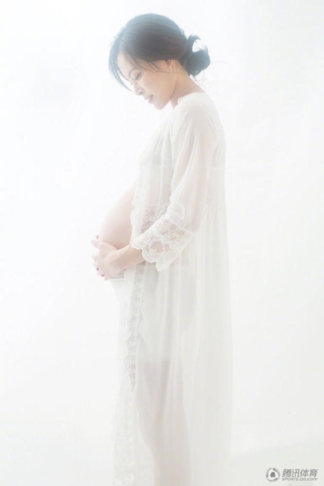 吴敏霞中国风孕照温婉动人 水中唯美浪漫