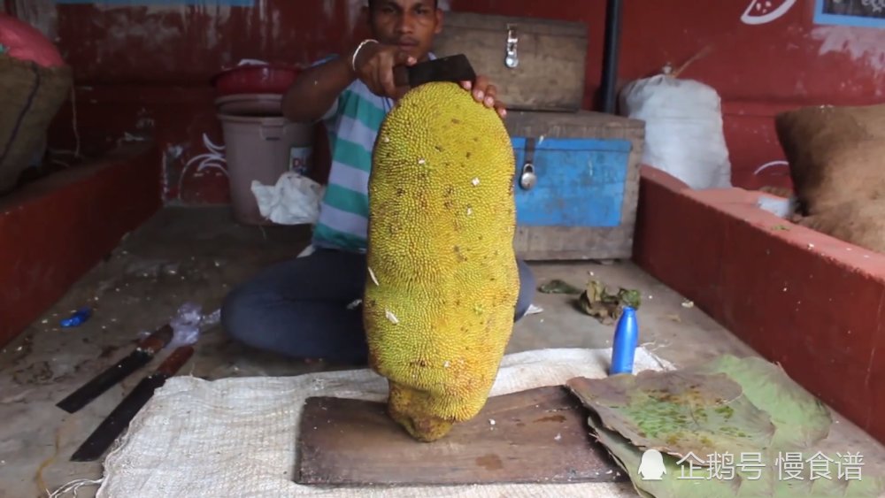 印度旅行看到菠萝蜜便宜,想买一个回家,稍不注