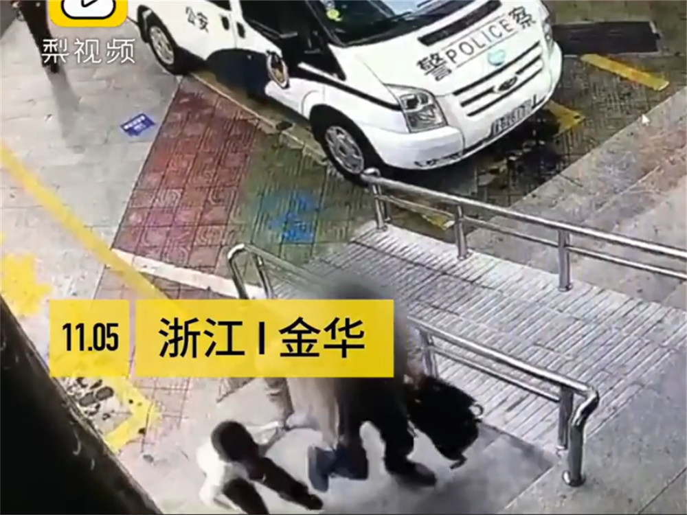 男孩调皮顽劣不服管,被父亲拽到派出所写检讨