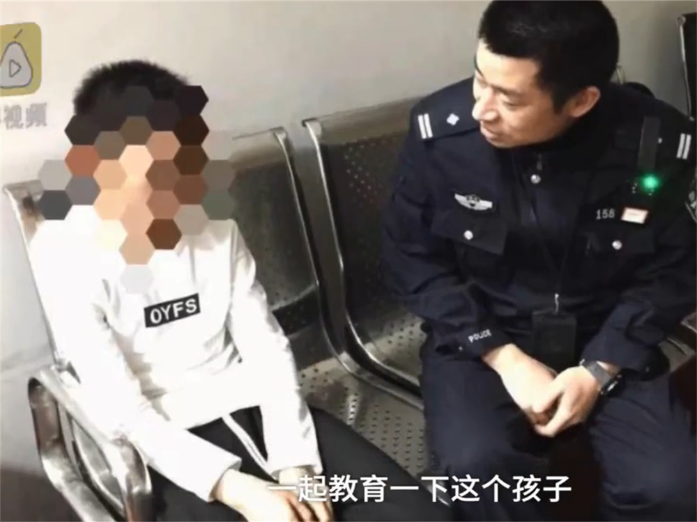 男孩调皮顽劣不服管,被父亲拽到派出所写检讨