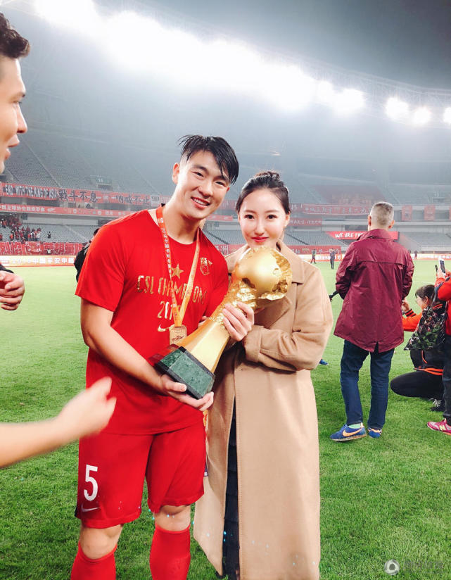 上港捧杯众将携家人狂欢 武磊美妻亮相|上海上港|吕文君|中超|武磊