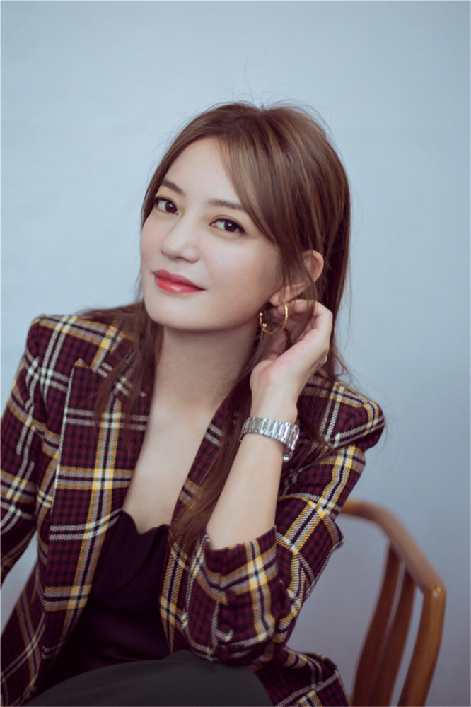 赵薇|赵薇深夜与电影大咖聚餐，44岁的她纯素颜出镜长这样