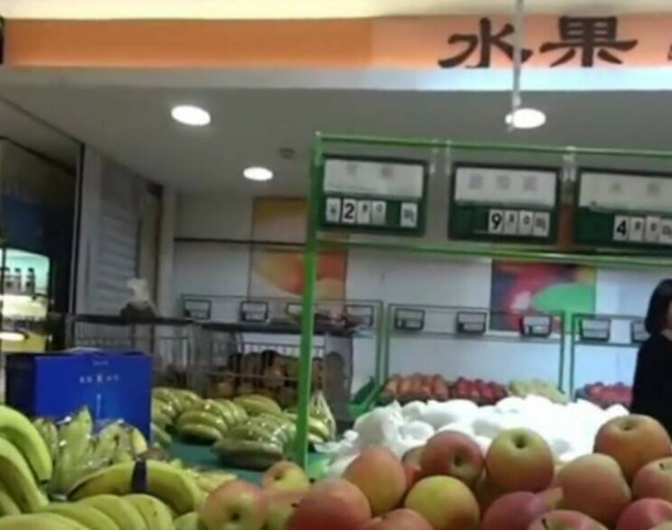 韩国留学生逛中国超市,看到货架上的水果愣住