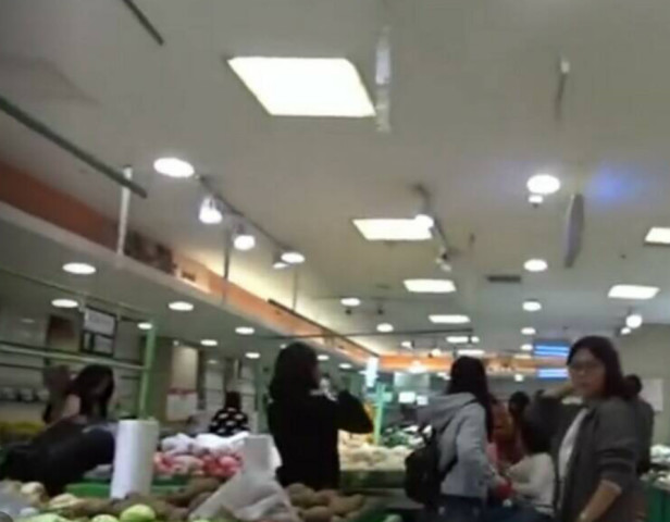 韩国留学生逛中国超市,看到货架上的水果愣住