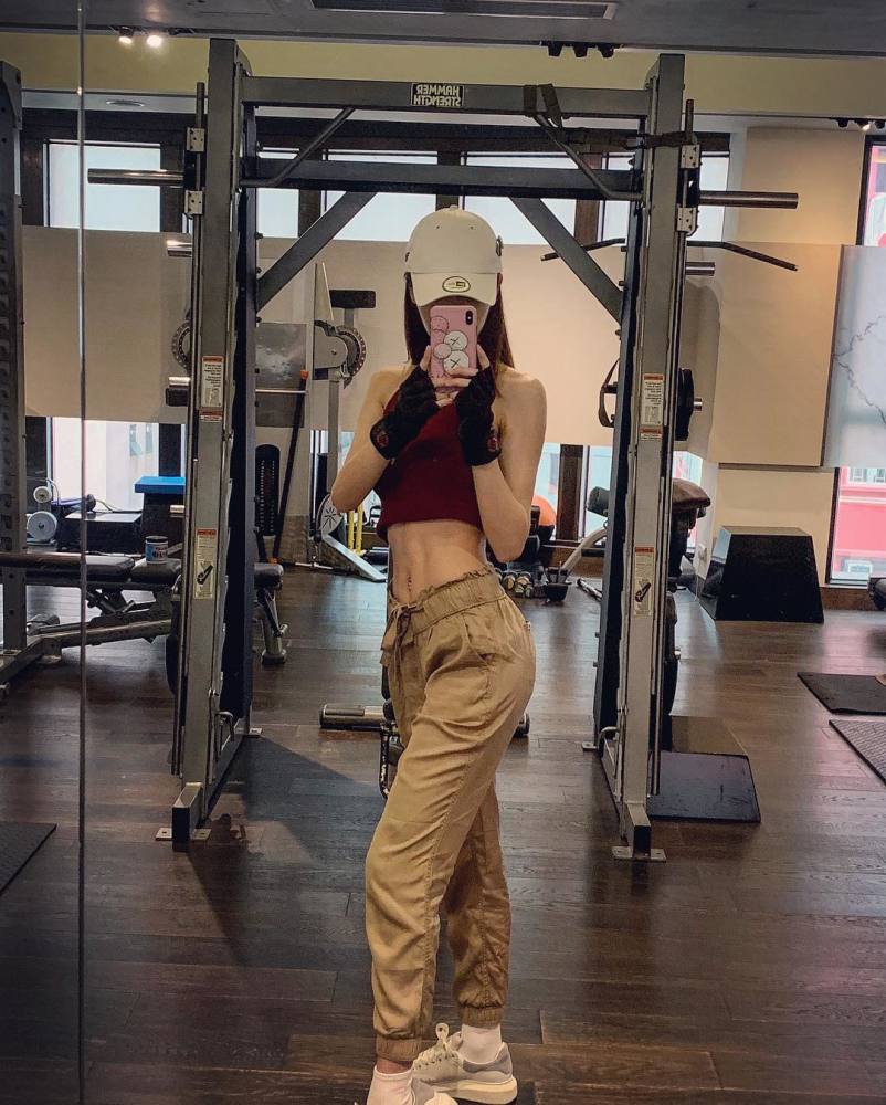 吴千语求复合遭拒一脸抑郁,林峰现任大秀性感