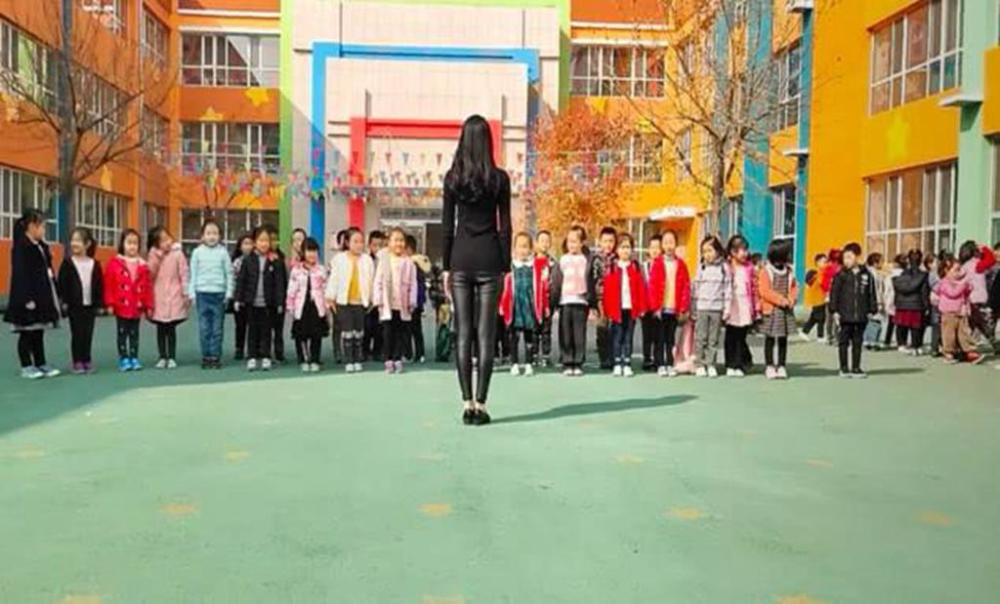 又一名女幼师火了,就在她弯腰的一瞬间,孩子爸