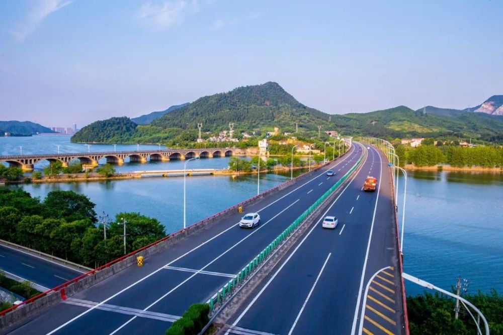 杭徽高速公路(g56杭瑞高速公路浙江段)因路面整修工程施工需要,计划于