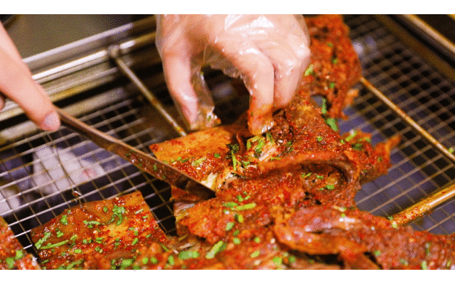 烧烤圈:热乎乎的烤全羊做法 降温?吃羊肉去啊!