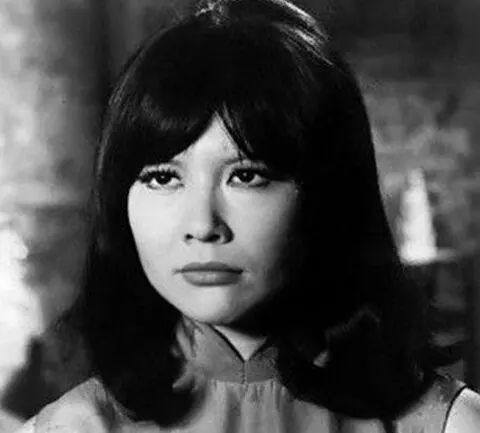 周采芹试镜《苏丝黄的世界》时的装扮她演过我们熟悉的《007系列》