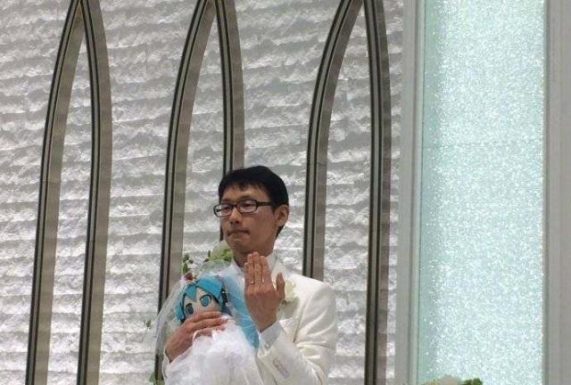 日本男子与虚拟歌姬初音结婚,骑士团:寄刀片没商量