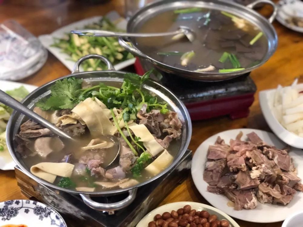 络腮胡羊锅,是羊锅村最早的几家老字号之一.羊杂锅必点.