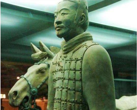 这座与众不同的兵马俑,面部竟是绿色的,专家至今不能断定原因