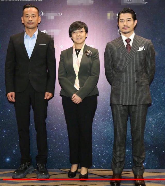 53岁的郭富城比44岁的洗米华显得年轻,身高却矮了他大半个头