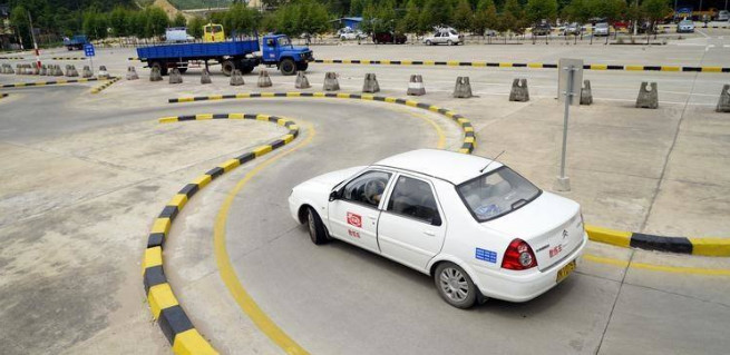 明星考驾照也不是一次过!海清第一次学就撞墙,谢娜挂科5次!