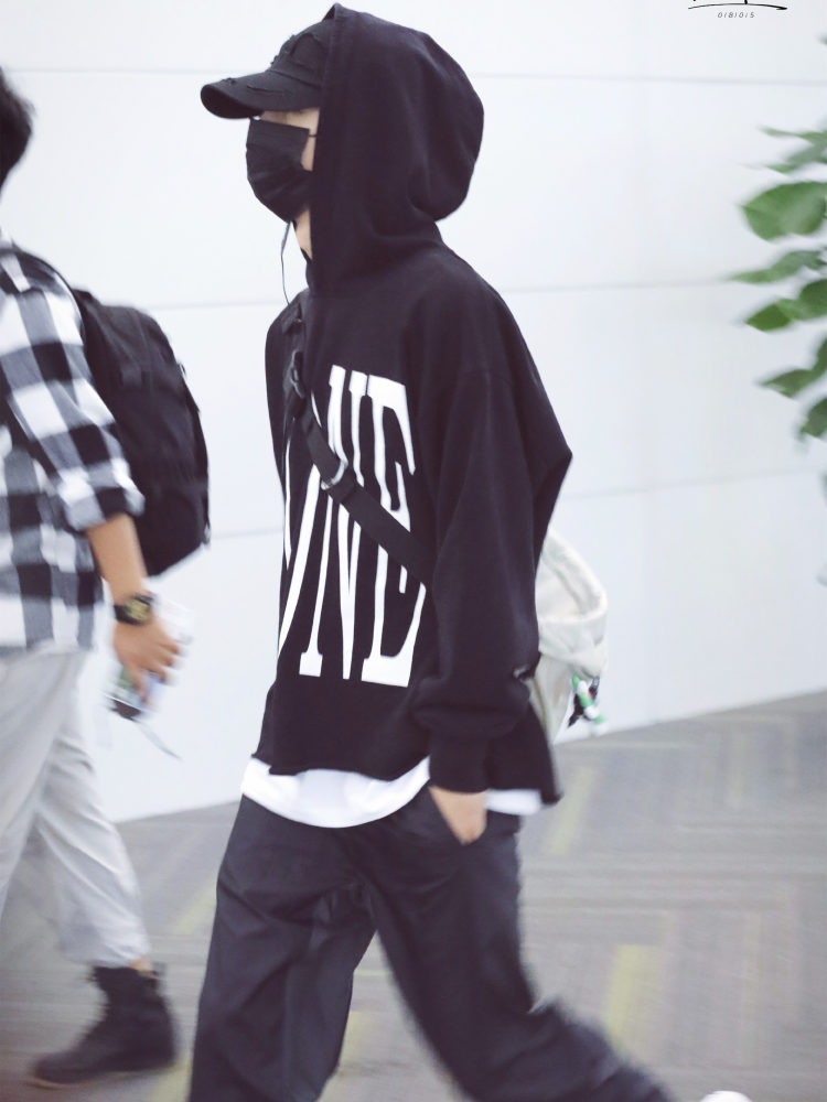 被21岁王一博帅到,穿阔腿裤现身机场,秒变大佬