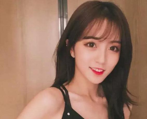 最美班主任走红网络,弯腰的一瞬间,网友调侃老师还收学生吗