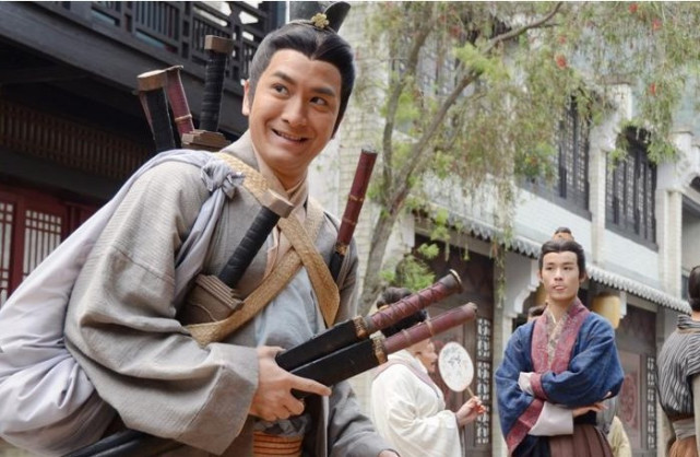 剧中,马国明饰演的司马信,沉迷三国游戏,被朋友陷害跑路,恰遇超强台风