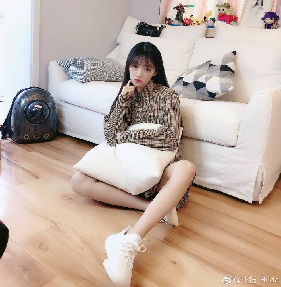 lpl美女主持人小钰秀美腿晒美照,粉丝:人不如猫