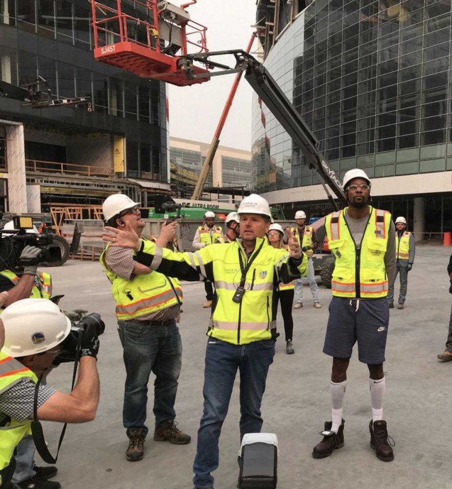 杜兰特现身勇士新球馆认真参观给现场球迷签名