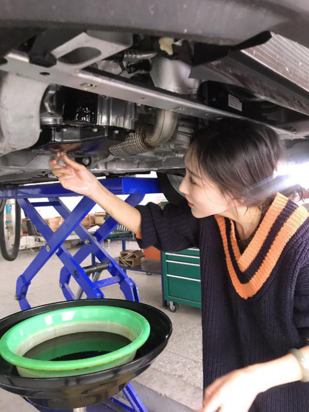 美女模特也修車?汽修女神老師近日躥紅抖音