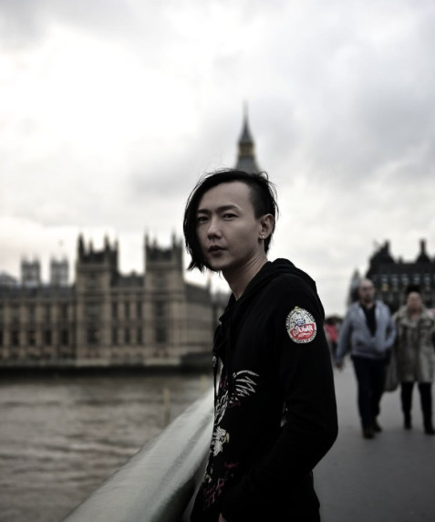 他是新加坡歌手,凭一首歌火遍台湾,却因抑郁选择遁入空门